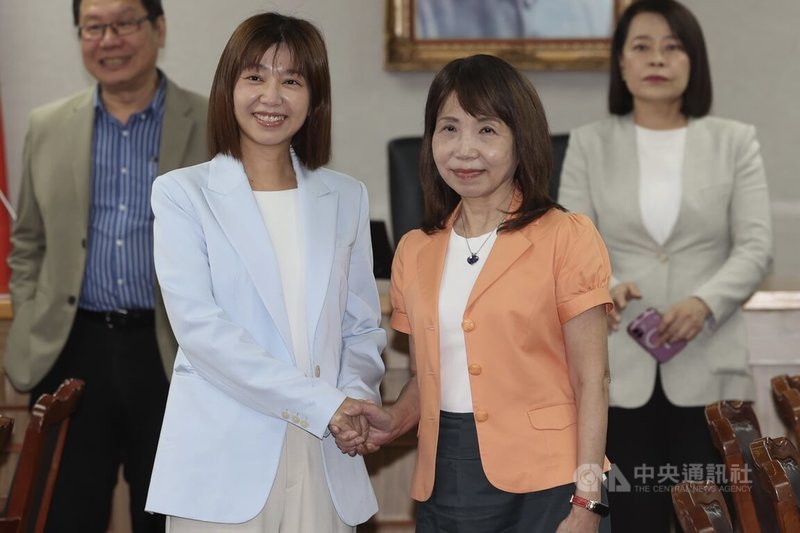 立法院新會期各常設委員會召委8日進行選舉，司法及法制委員會由民進黨立委張雅琳（前左）、民眾黨立委陳昭姿（前右）擔任召委，兩人握手致意。中央社記者吳家昇攝　115年10月8日