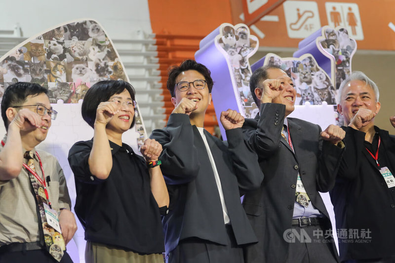 「2026展昭世界貓咪博覽會」8日起在南港展覽館登場，民進黨台北市長參選人沈伯洋（中）、民進黨新北市長參選人蘇巧慧（左2）出席開幕典禮，手比貓咪動作合影為活動揭幕。中央社記者裴禛攝　115年10月8日