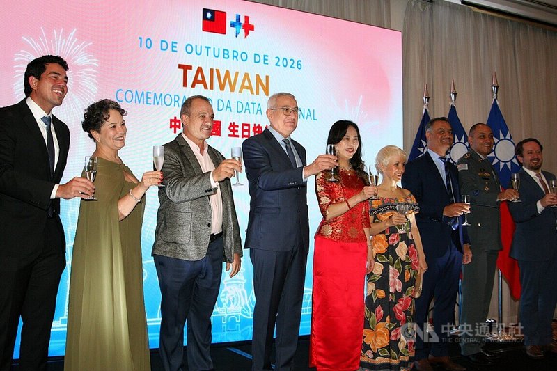 駐聖保羅台北經濟文化辦事處當地時間7日舉行中華民國115年國慶酒會，台巴政商界及地方首長代表共同舉杯祝賀。中央社記者唐雅陵聖保羅攝　115年10月8日