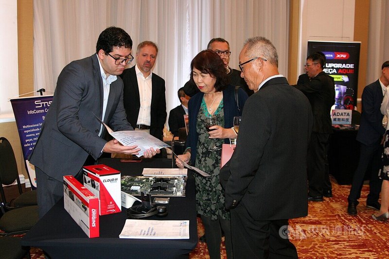 駐聖保羅辦事處國慶活動，台灣科技企業現場展示創新產品與技術，包括宏碁、威剛科技、亞旭電腦及緯創巴西子公司等，展現台灣產業實力與台巴經貿合作潛力。中央社記者唐雅陵聖保羅攝　115年10月8日