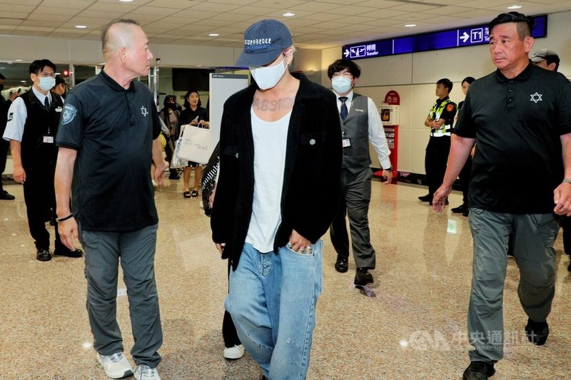 韓國男團BIGBANG來台開唱，成員太陽（中）等人8日搭機抵台。面對桃園國際機場內守候媒體及粉絲，太陽低頭快步走過，未多作停留。中央社記者吳睿騏攝　115年10月8日