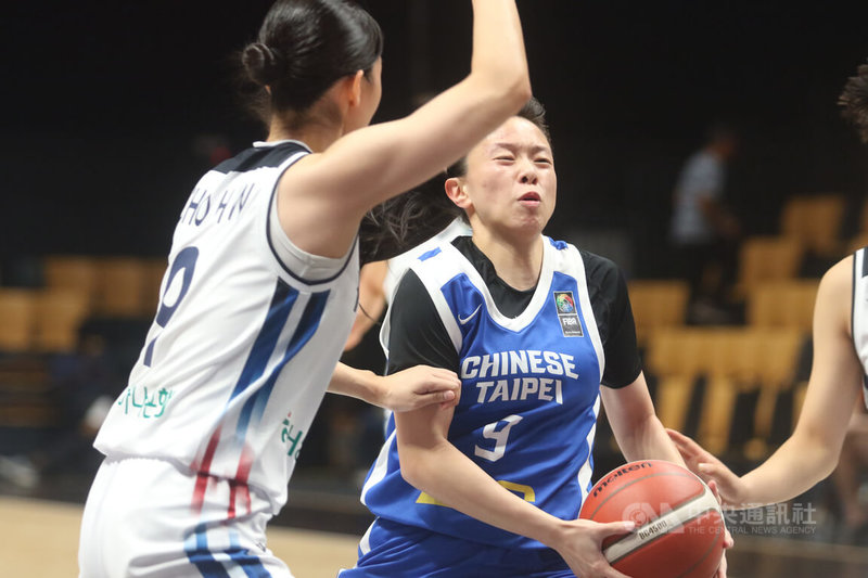 台灣隊8日在馬來西亞舉行的U18亞洲盃女籃賽惜敗韓國。圖為台灣球員林念臻（右）突破韓國球員包夾防守上籃。中央社記者黃自強吉隆坡攝　115年10月8日