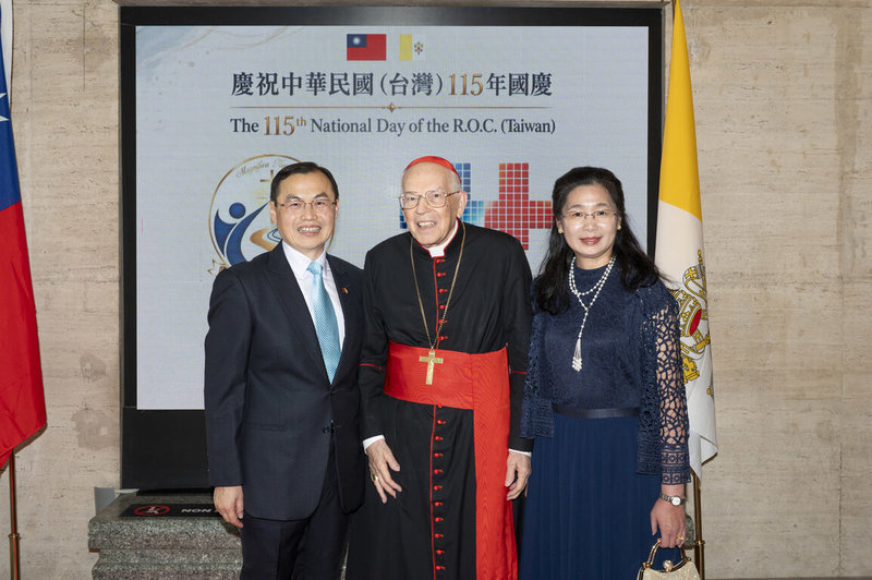 駐教廷大使賀忠義（左）與教廷樞機主教團團長雷伊（中）。（駐教廷大使館提供）中央社記者黃雅詩羅馬傳真　115年10月8日