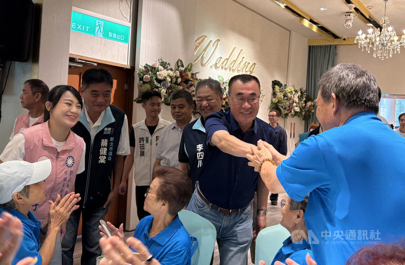 國民黨新北市長參選人李四川（立者右2）等人8日中午在新莊區出席北台灣媽祖文化節圓滿感恩餐會，進場時與各桌鄉親互動致意。中央社記者曹亞沿攝　115年10月8日
