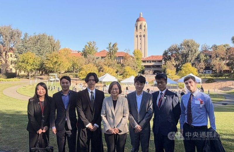 前總統蔡英文（中）參觀史丹佛大學成為校園焦點，許多人沿途等候希望與蔡英文合照。中央社記者張欣瑜舊金山攝　115年10月8日