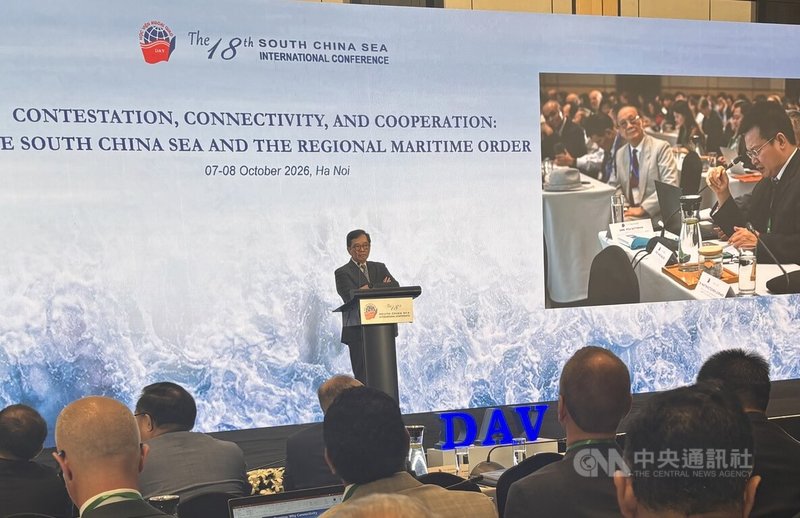 為期兩天的第18屆南海國際論壇7日於河內登場，作為東協今年輪值主席國，菲律賓外交部次長李奧．林受邀成為首位主講貴賓。演講後中國學者王翰靈提出3項歷史條約質問，遭李奧．林反駁。中央社記者曾婷瑄河內攝　115年10月8日