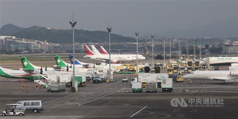 圖為台北市松山機場停機坪。（中央社檔案照片）