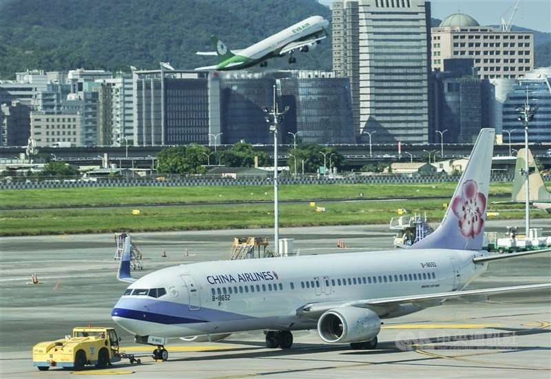 圖為台北松山機場飛機起降。（中央社檔案照片）