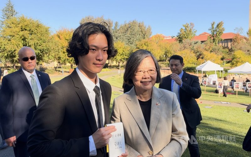 前總統蔡英文（前左）7日參觀史丹佛大學校園，為台灣留學生簽名，寫下「早日畢業」。中央社記者張欣瑜舊金山攝　115年10月8日