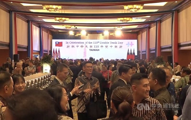 駐印尼代表處7日晚間在雅加達舉行國慶酒會，現場安排文化表演及醫療、智慧農業等展示，呈現台灣多元發展，約有千名來賓出席。中央社記者羅薇佳雅加達攝　115年10月8日