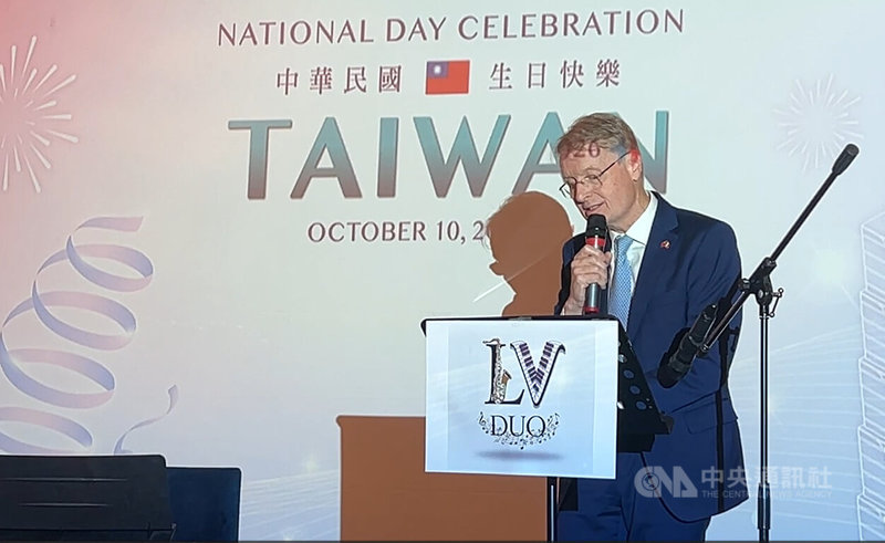 義大利國會友台協會主席馬蘭在駐義代表處舉行國慶酒會時，以流利中文獻唱綠島小夜曲，讓全場驚豔歡呼。中央社記者黃雅詩羅馬攝　115年10月8日