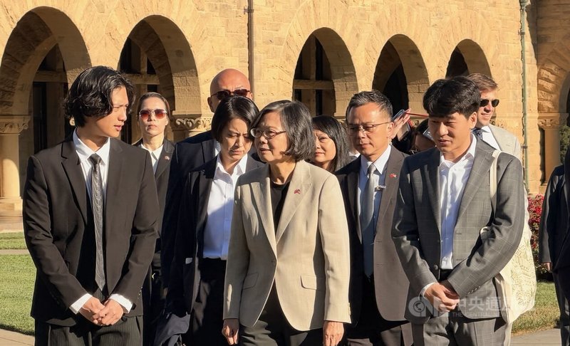 前總統蔡英文（前中）訪問美國，7日赴史丹佛大學演說並在台灣留學生帶領下參觀校園。中央社記者張欣瑜舊金山攝　115年10月8日