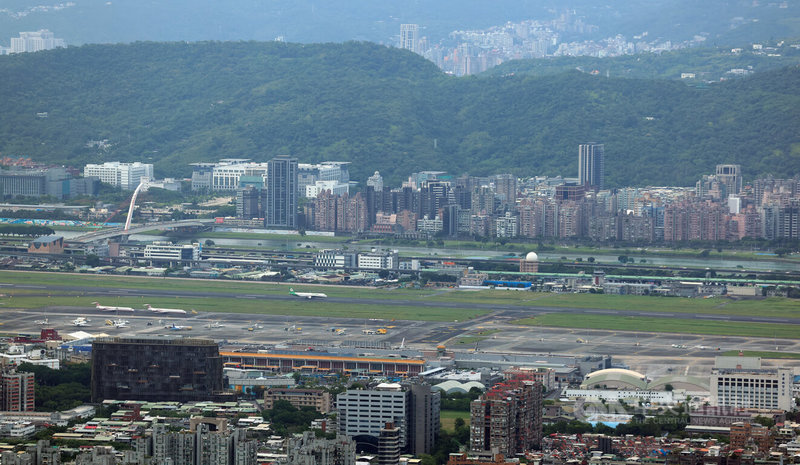 台北市長蔣萬安8日舉辦市政記者會，提出規劃遷移松山機場，原址將打造成台北AI園區的計畫。圖為從台北101遠眺松山機場。中央社記者張新偉攝　115年10月8日