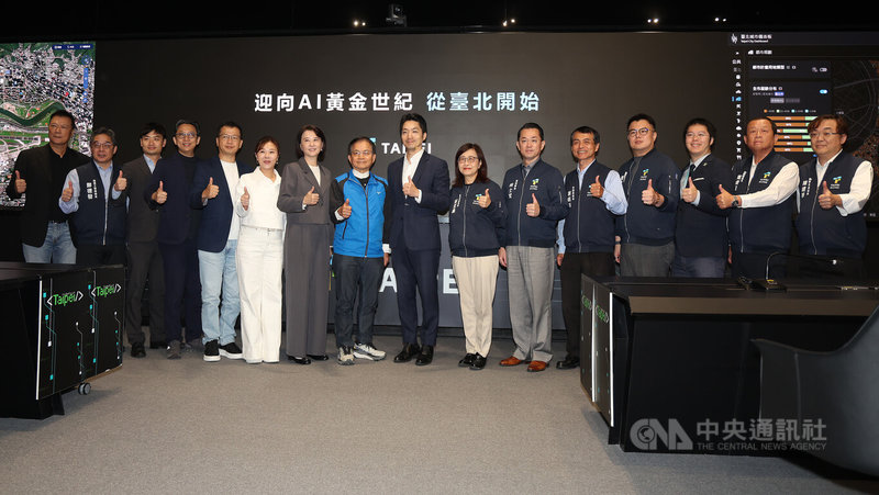 台北市長蔣萬安（左9）8日上午在台北市政府大數據中心舉行市政記者會，國民黨立委賴士葆（左8）、王鴻薇（左7）、李彥秀（左6）、羅智強（左5）、葛如鈞（左4）及台北市研考會主委殷瑋（左3）等人出席與會。中央社記者張新偉攝　115年10月8日