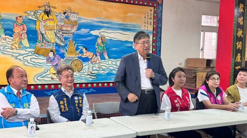 兼任國民黨新竹縣黨部主委的新竹縣長楊文科（左3）8日表示，日前出席新豐婦女會活動拜票，籲請團結支持國民黨提名的新竹縣長、鄉長及基層各級參選人，盼凝聚婦女力量，爭取選民認同。（國民黨新竹縣黨部提供）中央社記者郭宣彣傳真　115年10月8日