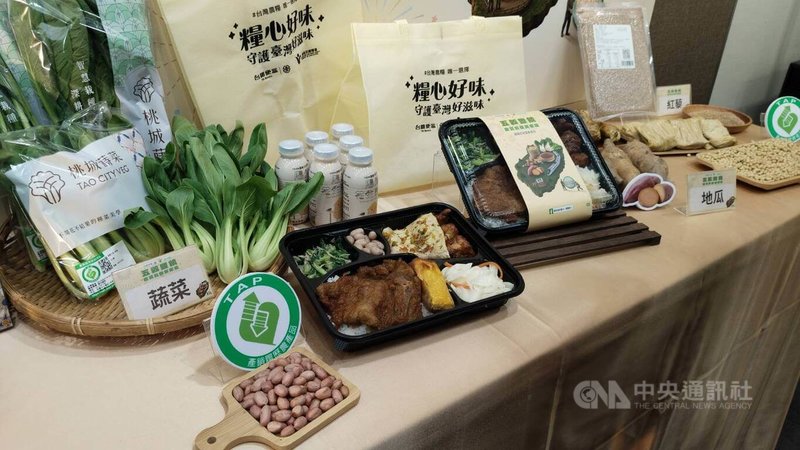 農業部農糧署與台灣鐵路公司合作，推出國慶便當，將國產大豆、花生、地瓜、紅藜及蔬菜融入經典台鐵便當，8日起至11月7日限量販售。中央社記者汪淑芬攝  115年10月8日