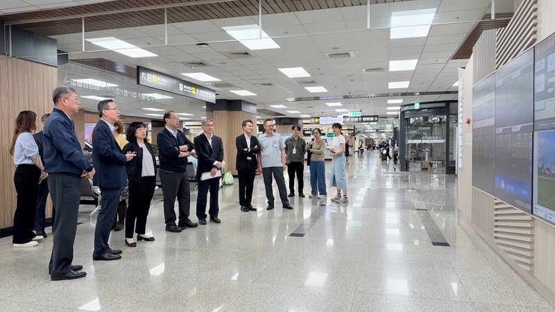 國慶連假疏運啟動，交通部次長林國顯（前左2）8日視察台北松山機場表示，已要求交通部民用航空局做好疏運整備工作，將視情況啟動疏運ABC計畫。（民航局提供）中央社記者余曉涵傳真　115年10月8日