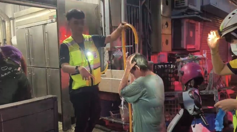 台東市某餃子館8日晚間發生瓦斯閃燃意外，3人燒燙傷，消防人員在現場緊急協助沖水降溫後，由救護車送醫，幸均無生命危險。（民眾提供）中央社記者盧太城傳真　115年10月8日