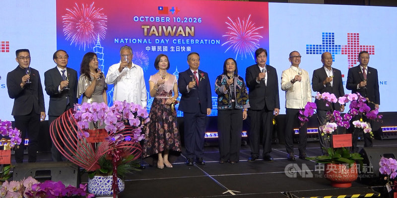 駐菲律賓代表處8日在大馬尼拉地區BGC新興發展區的Grand Hyatt Manila大飯店，舉辦115年雙十國慶酒會，駐菲代表周民淦（左6）與貴賓們祝酒。中央社記者林行健馬尼拉攝 115年10月8日