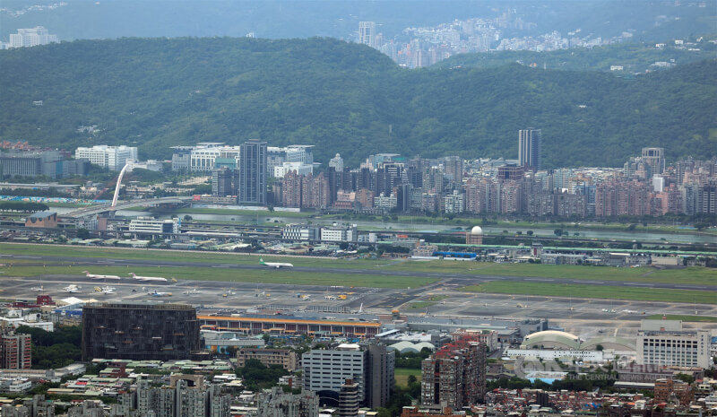 台北市長蔣萬安8日舉辦市政記者會，提出規劃遷移松山機場，原址將打造成台北AI園區的計畫。圖為從台北101遠眺松山機場。中央社記者張新偉攝　115年10月8日
