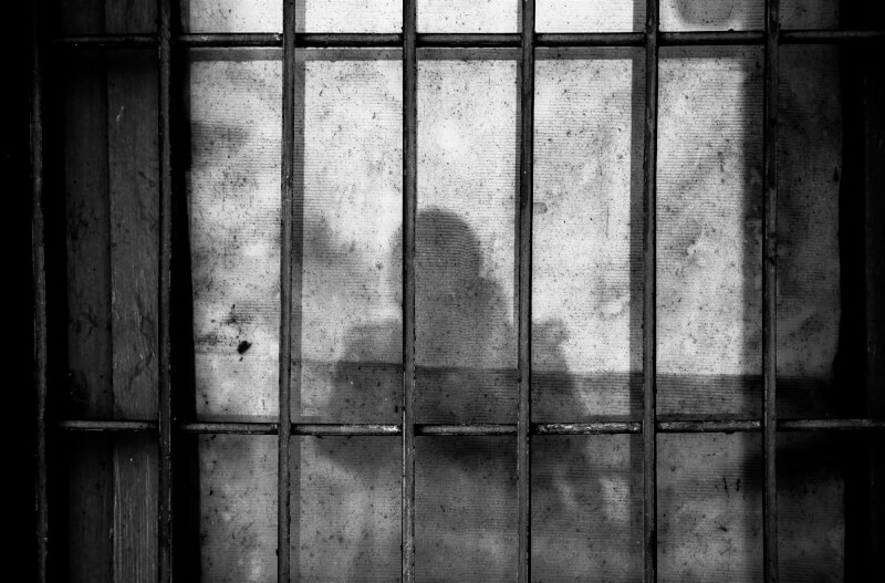 泰國北碧府一間養老及精神照護中心被查出以鐵籠限制住民行動。（示意圖／圖取自Unsplash圖庫）