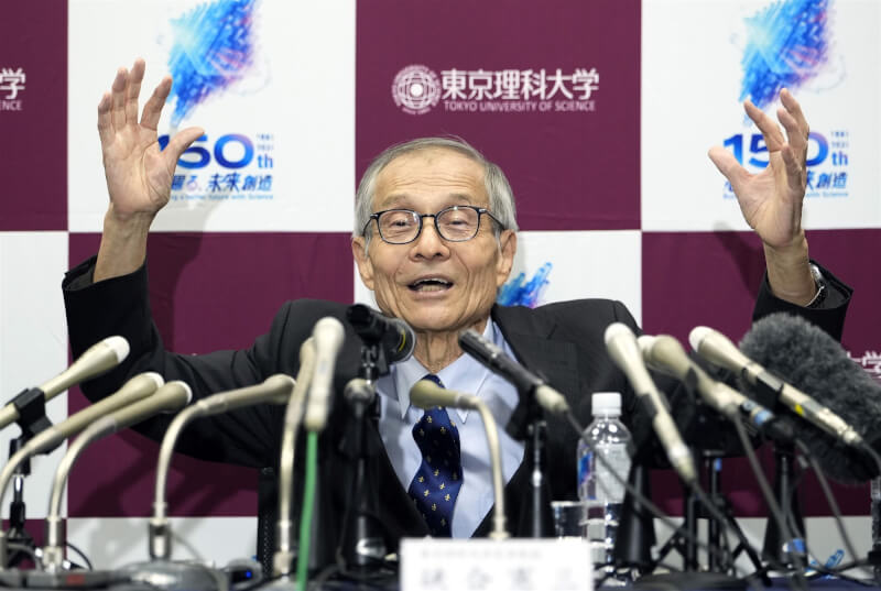 諾貝爾化學獎得主硤合憲三7日在東京理科大學出席記者會。（共同社）