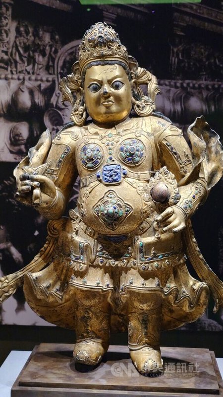 故宮南院穿越喜瑪拉雅特展8日開幕，展覽精選多件具代表性的世界級名品。圖為故宮藏品15世紀前半葉，紅銅鎏金「南天王」。中央社記者蔡智明攝　115年10月8日