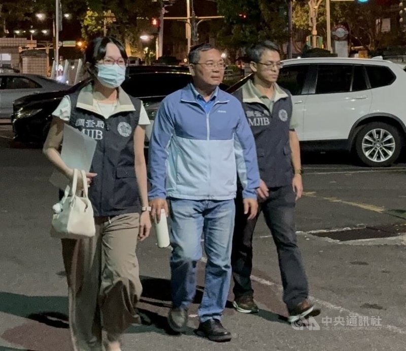 國民黨新北市議員黃永昌疑發放關廟麵涉賄選，檢調7日發動搜索，深夜將黃永昌（中）移送新北地檢署複訊。檢方訊後認涉犯選罷法罪嫌重大且有勾串之虞，向法院聲押禁見。中央社記者曹亞沿攝 115年10月8日