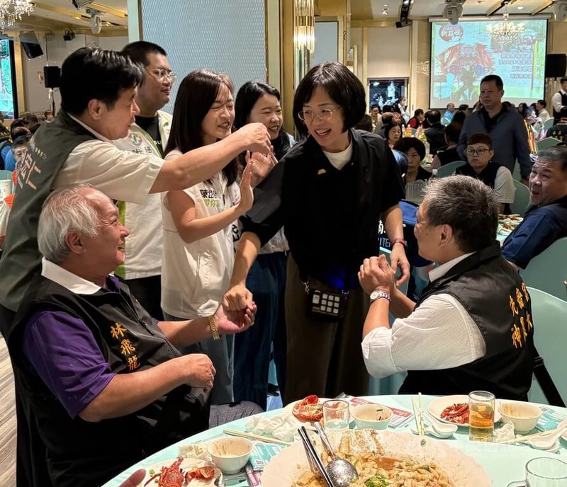 民進黨新北市長參選人蘇巧慧（前右2）8日赴新莊出席2026北台灣媽祖文化節圓滿感恩餐會，逐桌與民眾握互動、親切寒暄。中央社記者曹亞沿攝　115年10月8日