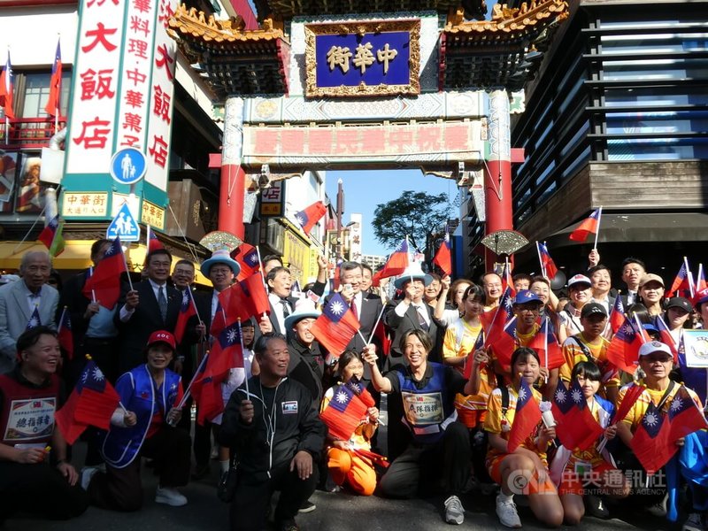 慶賀國慶,留日橫濱華僑總會10日在橫濱中華街舉辦國慶慶祝活動及遊行,現場氣氛熱烈,並在中華街牌樓前合影。中央社記者戴雅真橫濱攝 115年10月10日。