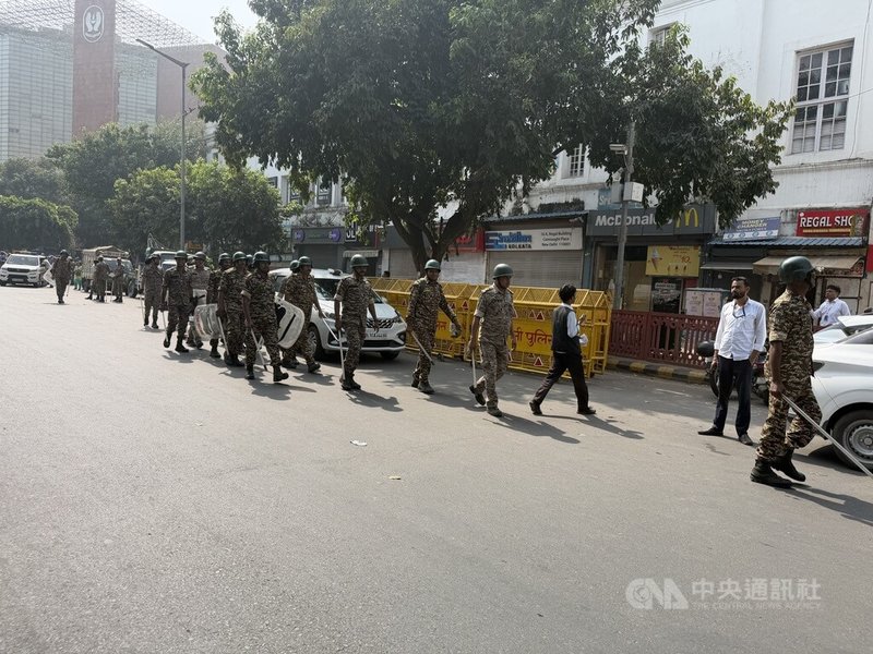 蟑螂人民黨10日發起抗議活動,相關單位在前一天就部署大量維安,今天持續增加(如圖)。中央社記者李晉緯新德里攝 115年10月10日