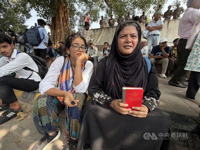 蟑螂人民黨(CJP)與全印學生聯會(AISA)10日號召民眾,抗議印度選舉委員會修訂選民名冊(SIR),導致1.3億人投票資格受損,並要求選委會主席庫瑪(Gyanesh Kumar)為此下台。圖為參加抗議的民眾。中央社記者李晉緯新德里攝 115年10月10日