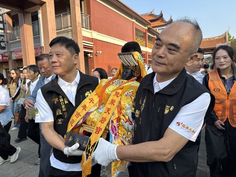 中國大陸台商聚集地江蘇昆山的慧聚天后宮媽祖11日清晨起駕返台。圖為慧聚天后宮負責人孫德聰（右）和大陸全國台灣同胞投資企業聯誼會（全國台企聯）會長李政宏（左）沿路護駕。（昆山慧聚天后宮提供）中央社記者馮昭上海傳真  115年10月11日