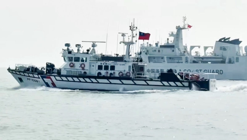 4艘中國海警船13日侵擾金門水域，海巡署調度巡防艇併航監控，並透過中、英文廣播喊話及近迫拒止等方式防堵其持續深入。（海洋委員會海巡署金馬澎分署提供）中央社記者吳玟嶸傳真　115年10月13日
