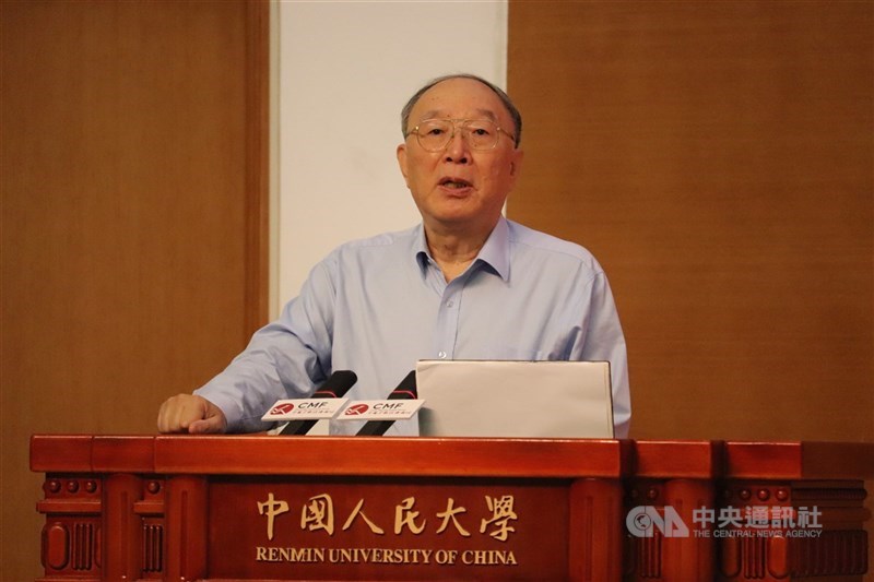 先後與6任市委書記共事、有「政壇不倒翁」之稱的前重慶市長黃奇帆，在退休10年後，官方宣布他遭查。圖為黃奇帆2025年6月在中國宏觀經濟論壇（CMF）演講。（中央社檔案照片）