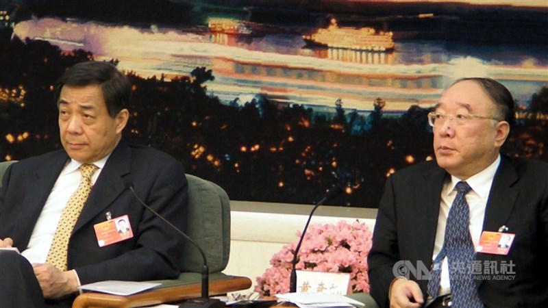 2012年3月9日全國「兩會」期間，前重慶市長黃奇帆（右）和時任重慶市委書記薄熙來（左）一起出席記者會，幾天後薄熙來落馬。黃奇帆曾與6名市委書記搭檔，他有「政壇不倒翁」之稱，但在退休10年後，近日因為違紀被查，引發關注。（中央社檔案照片）