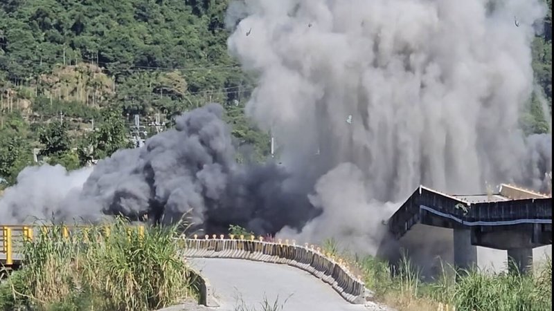 陸軍花東防衛指揮部工兵部隊20日配合花蓮富里鄉明里大橋重建工程,執行爆破任務,拆除舊橋墩。(民眾提供)中央社記者李先鳳傳真 115年10月20日