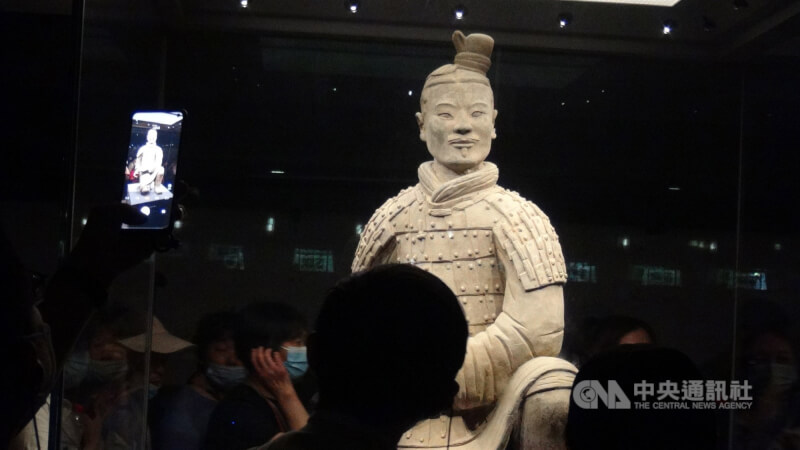 陝西西安民眾在1974年打井時意外發現秦始皇兵馬俑。圖為秦始皇兵馬俑博物館的跪射俑。（中央社檔案照片）