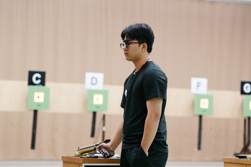 年僅21歲的亞運射擊國手葉廷緯（圖）29日在2026世界大學射擊錦標賽，不僅獲得男子10公尺空氣手槍個人銀牌，更與隊友謝翔宸、許明睿合力拿下團體金牌。（大專體總提供）中央社記者陳容琛傳真　115年10月29日
