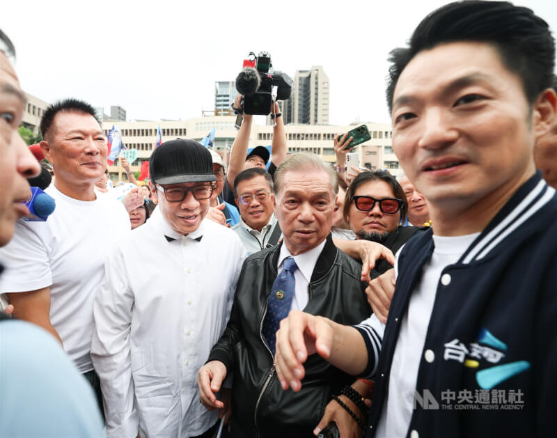國民黨籍台北市長蔣萬安（前右1）爭取連任，26日下午舉行競選總部成立大會，藝人蔡康永（前右3）現身會場，蔣萬安上前握手致意。（中央社檔案照片）