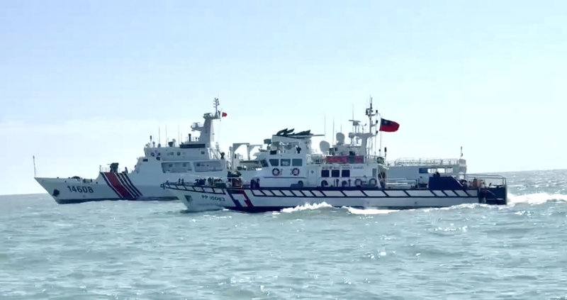 4艘中國海警船30日2度侵擾金門水域，海巡巡防艇併航監控，並透過中英文廣播喊話要求中國海警船儘速航離。（海洋委員會海巡署金馬澎分署提供）中央社記者吳玟嶸傳真　115年10月30日