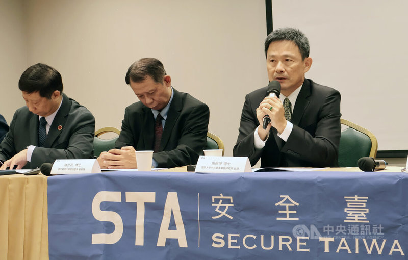 社團法人安全台灣學會31日在張榮發基金會召開「中共20屆五中全會後情勢觀察：五中全會後中共內部情勢可能演變與對台影響」座談會，國防大學中共軍事事務研究所教授馬振坤（右）與會。中央社記者李雅雯攝　115年10月31日