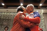 萬歲千里騎 康夢麟親吻老婆