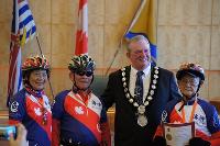 本拿比市長 表揚萬歲千里騎