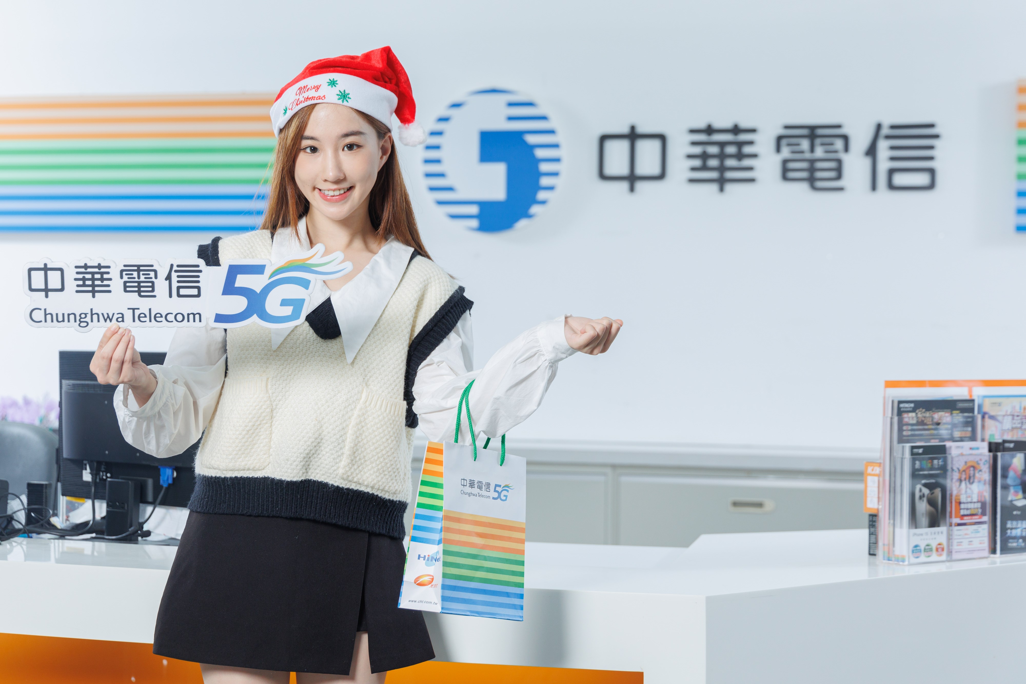 中華電信新聞照_中華電信「聖誕有禮 精采有你」5G購機折千元、精品家電0元起,再享國際漫遊9折優惠、HBLTV完整轉播免費看。(中華電信提供)