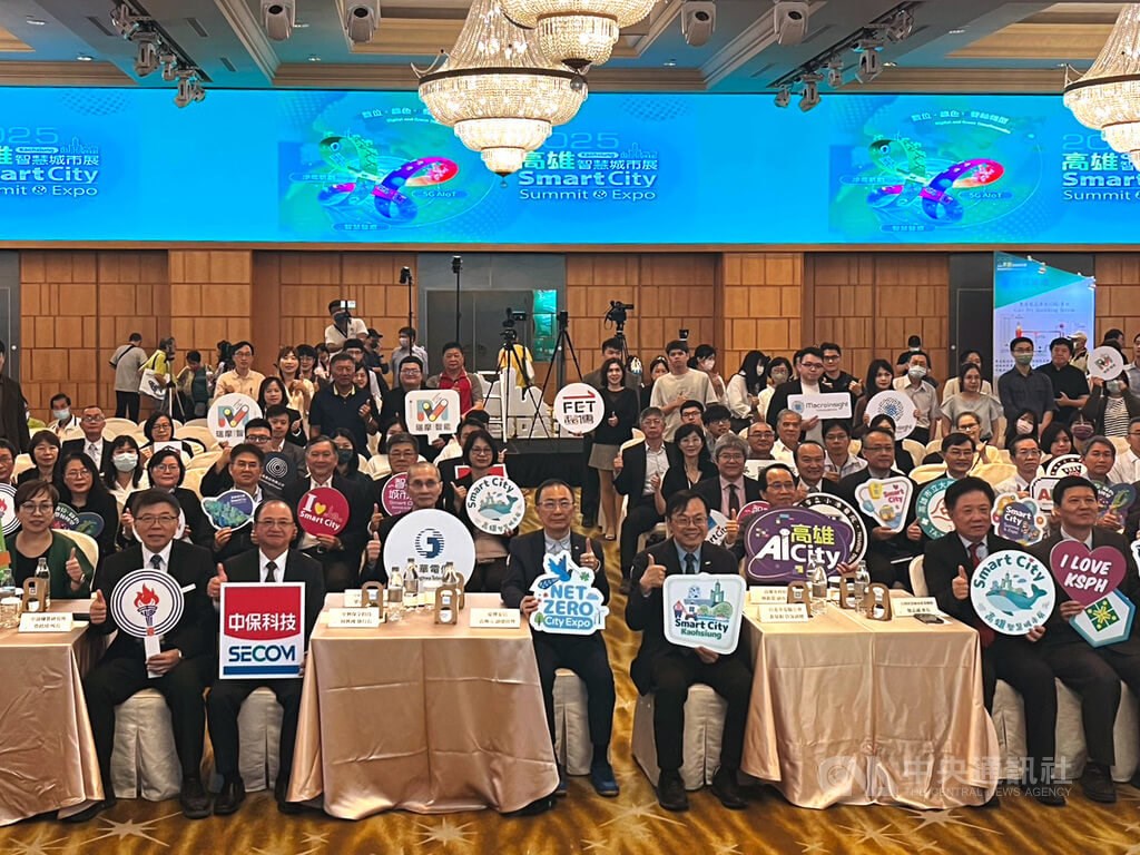 「2025高雄智慧城市展」將在高雄展覽館舉行,今年以「數位與綠色雙軸轉型」為主題,共有500個攤位,主辦單位台灣智慧城市產業聯盟與高雄市政府14日在高雄漢來大飯店舉辦展前記者會。