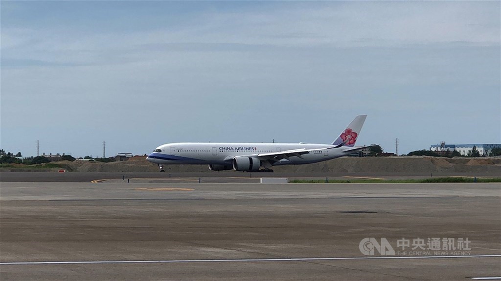 中華航空與中華電信研究院簽署合作備忘錄(MOU),將運用AI技術資源,華航官網未來將導入機器人客服「AI語音互動功能」。
