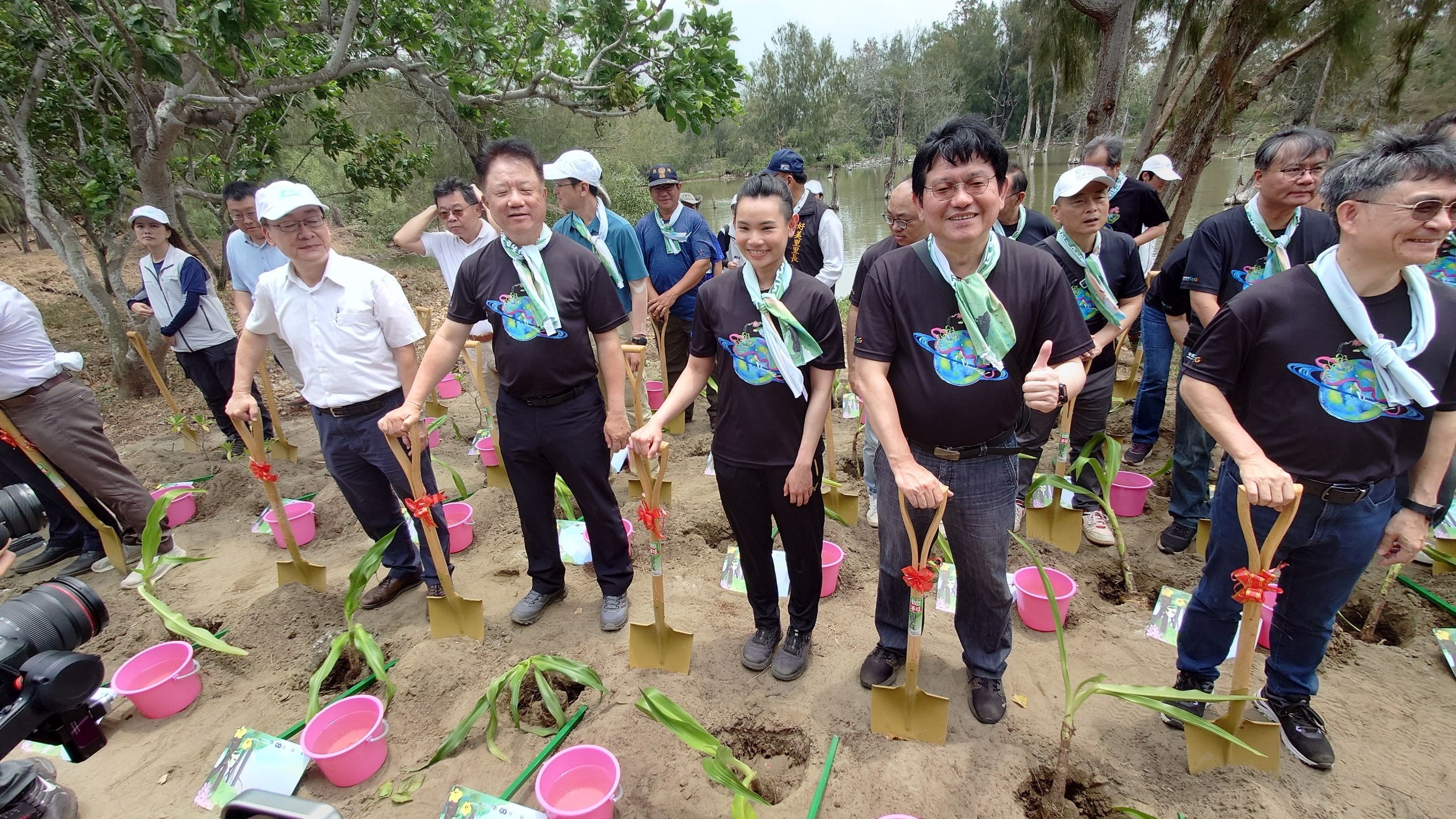 中華電信嘉義好美保安林植樹台灣羽球天后戴資穎(前排左3)與中華電信董事長簡志誠(前排左2)等人種下文殊蘭。