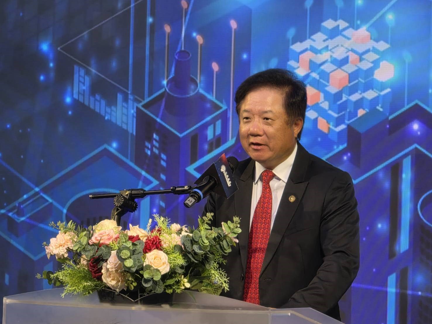 中華電信今天舉辦「2025中華電信數位創新應用系列賽」宣告記者會,董事長簡志誠化身AI超擬真助理介紹賽事重點。