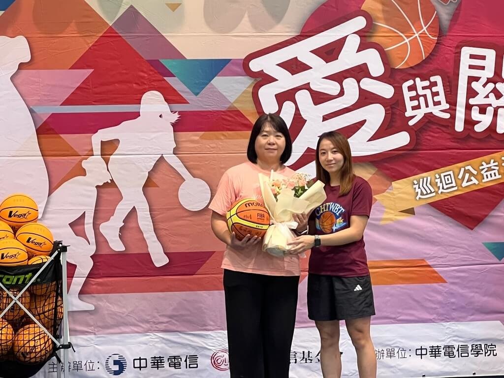 超級女子籃球聯賽WSBL中華電信女籃「愛與關懷巡迴公益活動」24日前往苗栗三義高中，讓陣中當家後衛徐詩涵（右）回到母校，鼓勵學弟妹們勇敢追夢，並獻花給當年女籃教練鄭卉如（左）。